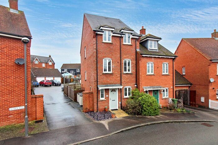 4 Bedroom Semi Detached House For Sale In Acres Way, Aylesbury, HP19