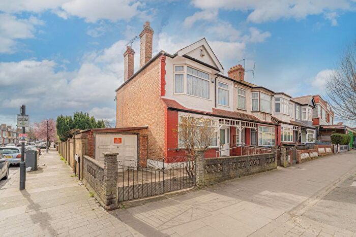 3 Bedroom End Of Terrace House To Rent In Bridport Road, Edmonton, N18