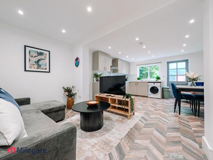 4 Bedroom House To Rent In Longfellow Road, Worcester Park, KT4