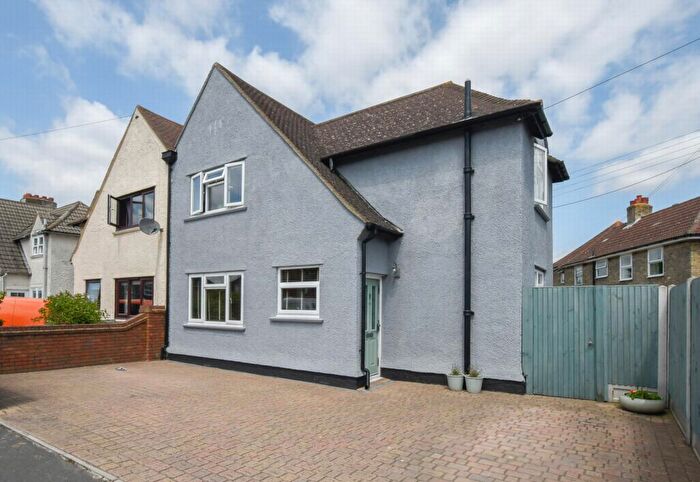 3 Bedroom Semi-Detached House For Sale In Adelaide Road, Elvington, CT15