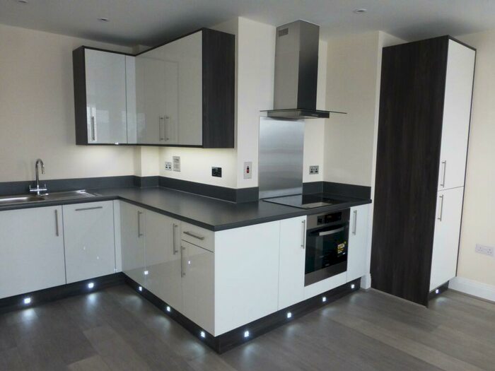 2 Bedroom Apartment To Rent In Heron Way, Maidenhead, SL6