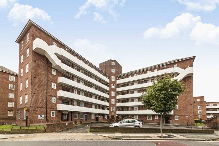 3 Bedroom Flat To Rent In William Bonney Estate, Clapham, SW4