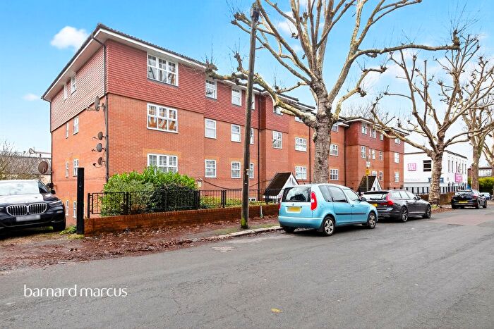2 Bedroom Flat For Sale In Woodside Lane, London, N12