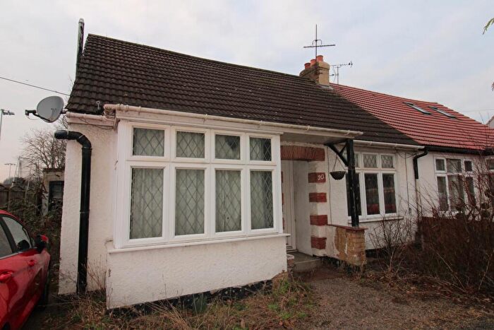 4 Bedroom Bungalow For Sale In Bridge Avenue, Upminster, RM14
