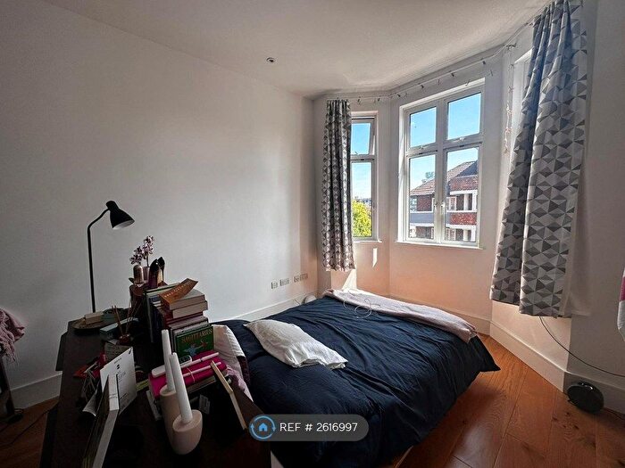 Studio To Rent In Bernhard Baron House, London, E1