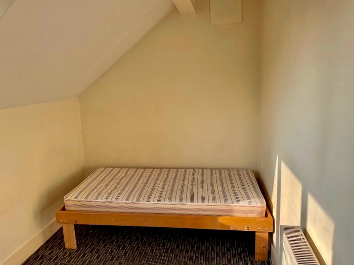 Studio To Rent In Ashbourne Parade, Finchley Road, London, NW11