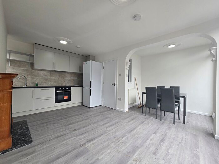 5 Bedroom Flat To Rent In Lambrook House, Consort Road, Peckham, SE15