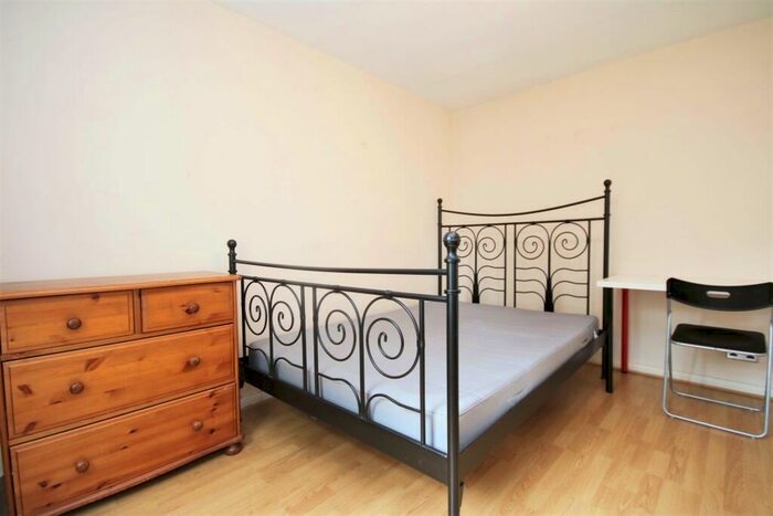3 Bedroom Flat To Rent In Newington Green Road, London, N1