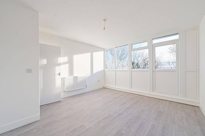 1 Bedroom Flat For Sale In Woodleigh Court, Stuart Crescent, London, Nl, Wood Green, London, N22