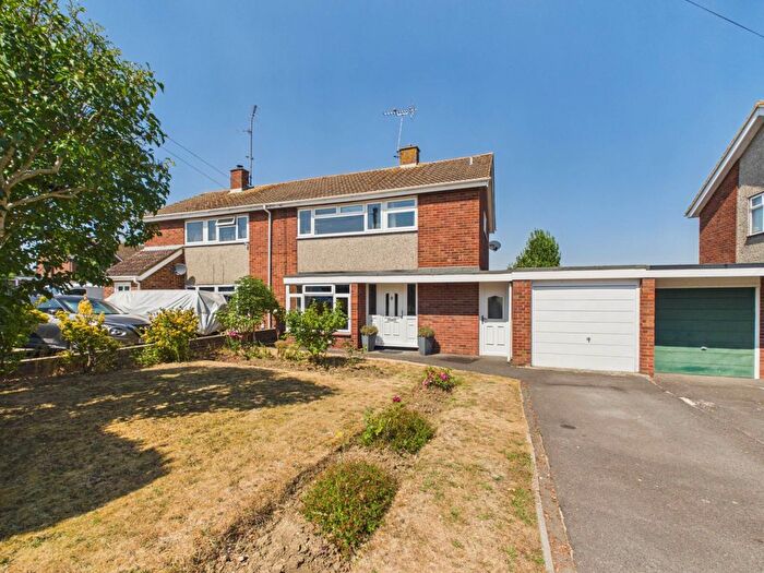 3 Bedroom Semi Detached House For Sale In Malvern Road, Aylesbury, HP20