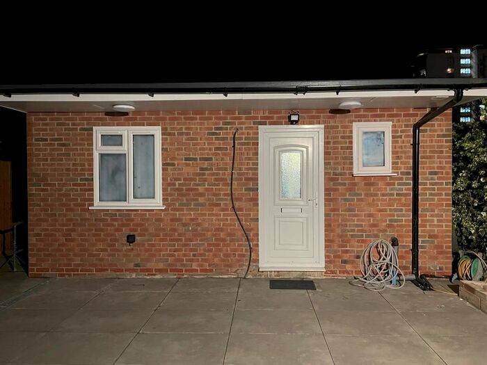 2 Bedroom Flat To Rent In Harrow View, Hayes, UB3