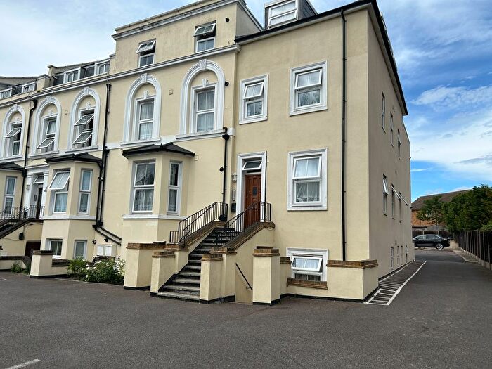 3 Bedroom Flat To Rent In Hook Road, Surbiton, KT6