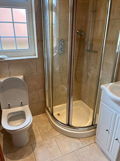 6 Bedroom Semi-Detached House To Rent In Cat Hill, Barnet, North London, EN4