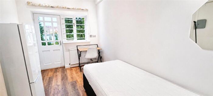 Apartment To Rent In Great Cambridge Road, London, N17