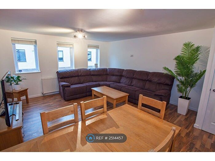 2 Bedroom Flat To Rent In St. Giles Close, Reading, RG1