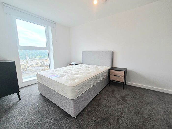 1 Bedroom Flat To Rent In Cow Green, Halifax, HX1