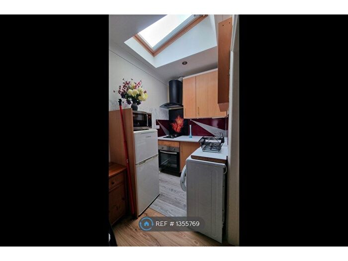 Studio To Rent In Rothesay Avenue, Greenford, UB6