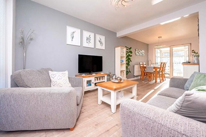 3 Bedroom Semi Detached House For Sale In Drake Close, Rothwell, Kettering, NN14