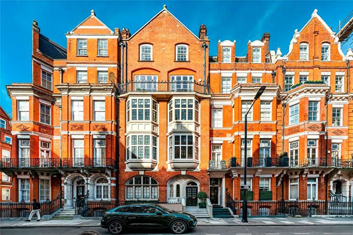 2 Bedroom Flat To Rent In Green Street, Mayfair, London, W1K