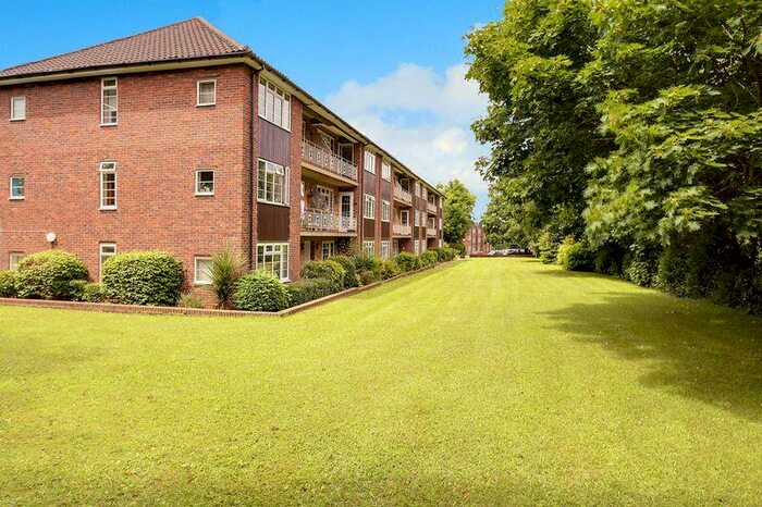 2 Bedroom Flat To Rent In Lancaster Court, Banstead., SM7