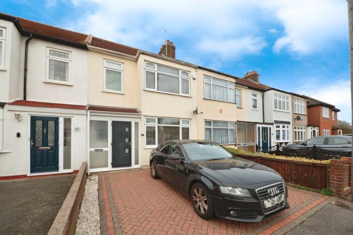 3 Bedroom Terraced House For Sale In Gainsborough Road, Rainham, Essex, RM13