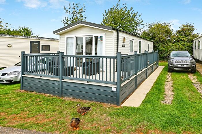 3 Bedroom Mobile/park Home For Sale In Manor Road, Manor Park, Hunstanton, PE36