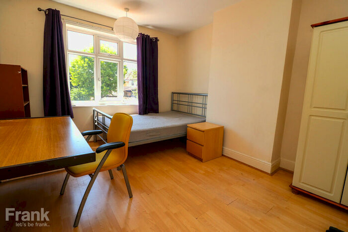 6 Bedroom Semi-Detached House To Rent In Ripstone Gardens, Southampton, SO17