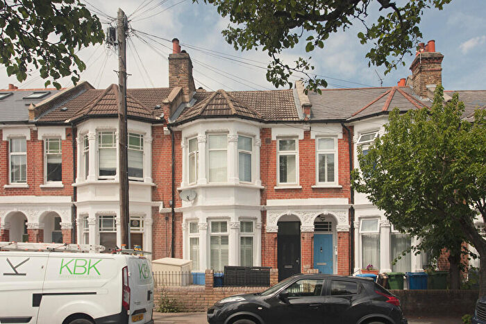 2 Bedroom Flat For Sale In Tarbert Road, East Dulwich, London, SE22