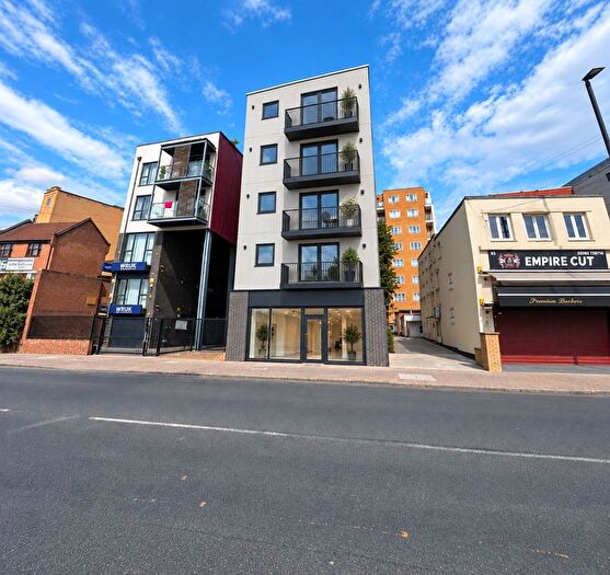 2 Bedroom Flat For Sale In Hanworth Road, Hounslow, Greater London, TW3