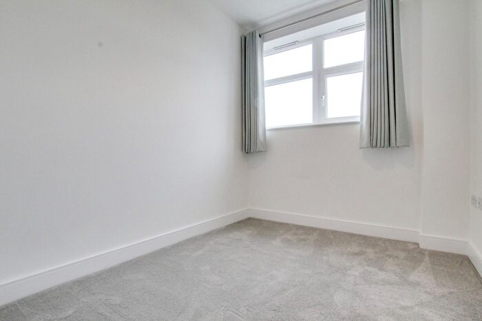 2 Bedroom Block Of Flats For Sale In High Street, Wickford, SS12