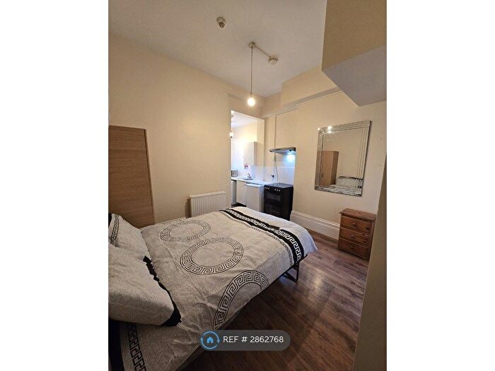 Studio To Rent In Green Lanes, London, N8