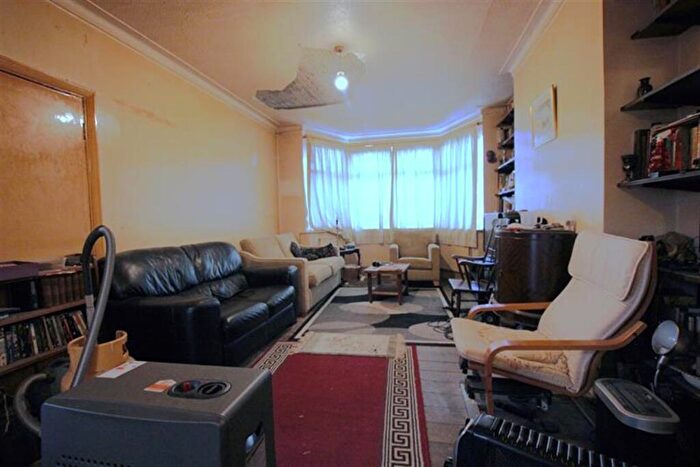 3 Bedroom House For Sale In Powis Gardens, Golders Green, NW11