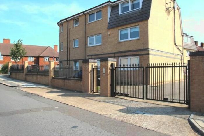 2 Bedroom Flat To Rent In New North Road, Ilford, IG6