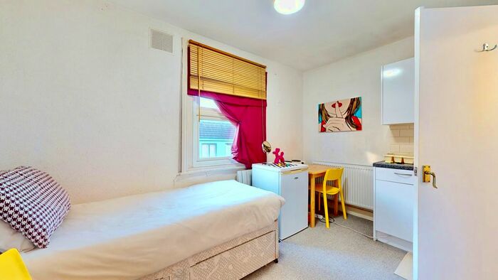 Studio To Rent In Golders Green Road, London, NW11