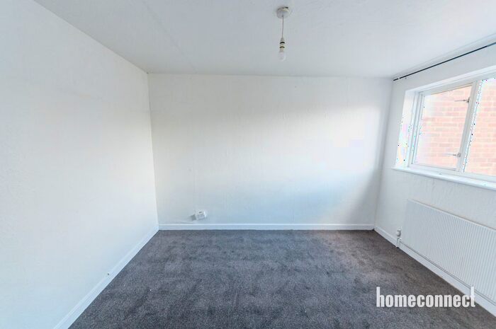 4 Bedroom Town House To Rent In Charlotte Gardens, Romford, RM5