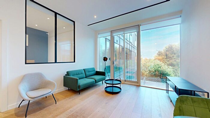 1 Bedroom Flat To Rent In Great West Road, Brentford, TW8