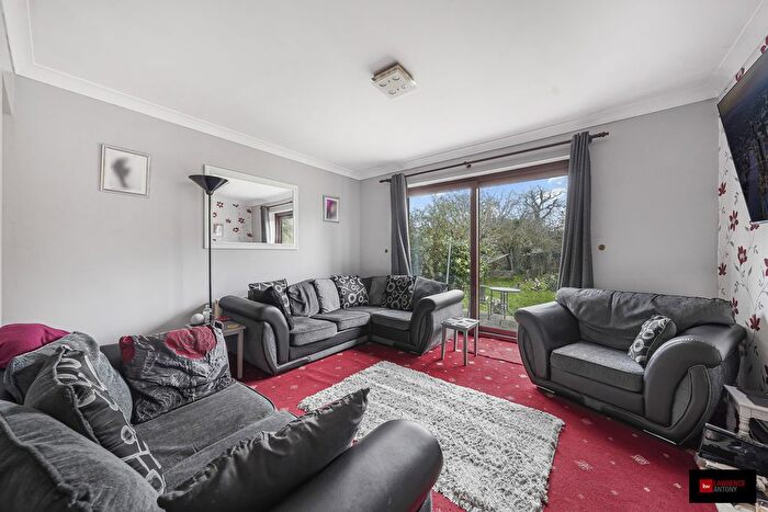 5 Bedroom Semi-detached House For Sale In Weir Gardens, Rayleigh, SS6