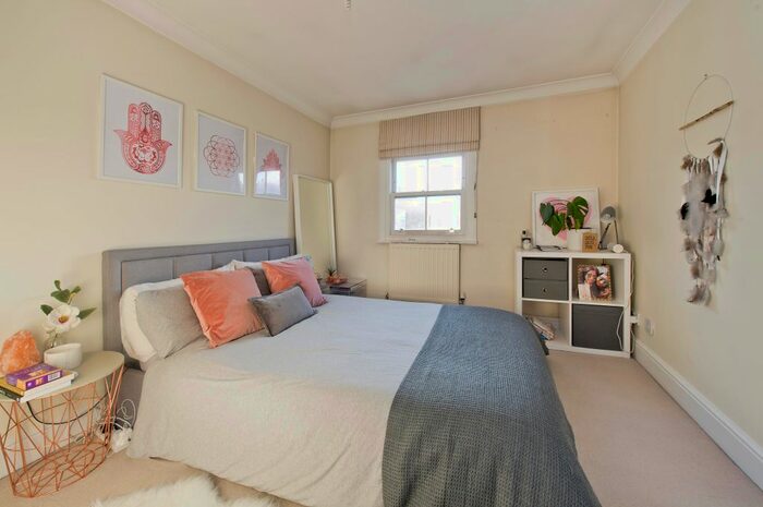 2 Bedroom Flat To Rent In Blythe Road, Brook Green, London, Uk, W14