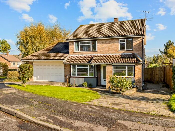 3 Bedroom Detached House To Rent In Ref: Gk - Woodfield Close, Redhill, RH1