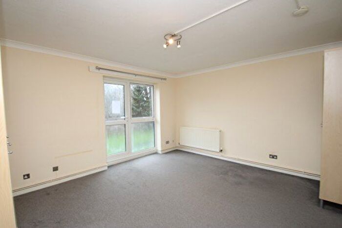 2 Bedroom Flat To Rent In Parrs Close, South Croydon, CR2