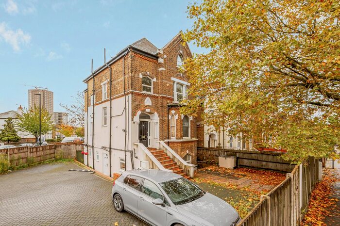 2 Bedroom Flat To Rent In Leamington Park, London, W3