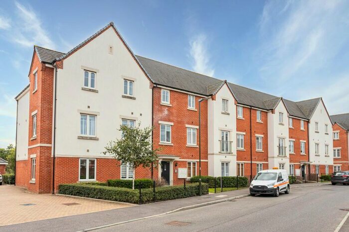 2 Bedroom Flat To Rent In Cornwell Avenue, Crawley, RH10