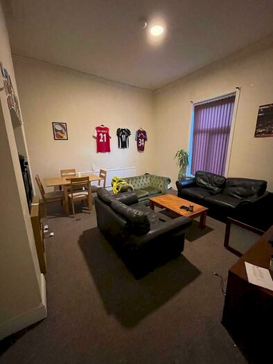 3 Bedroom Semi-Detached House To Rent In Parsonage Road, M20