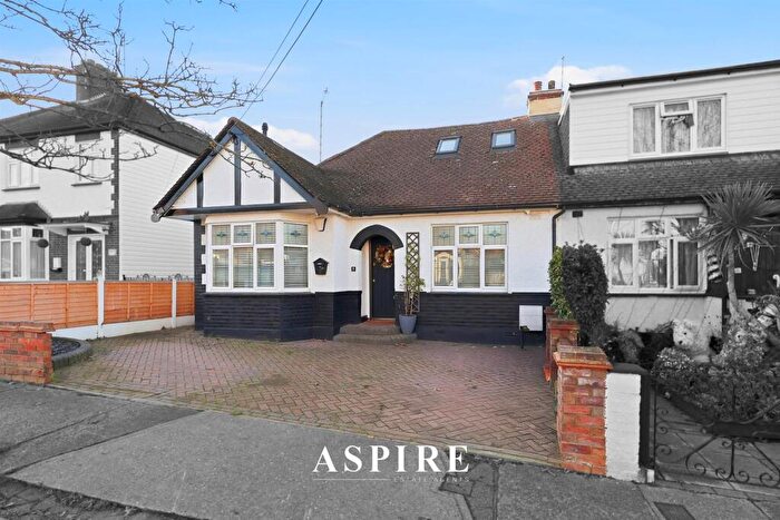 3 Bedroom House For Sale In Cranbrook Avenue, Benfleet, SS7