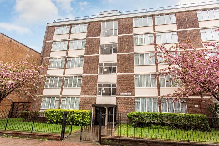 2 Bedroom Flat For Sale In White Horse Lane, Stepney Green, E1