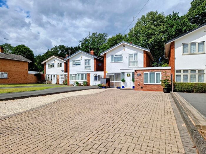 3 Bedroom Link Detached House For Sale In Lugtrout Lane, Catherine-De-Barnes, Solihull, B91