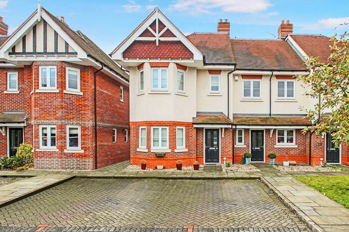 4 Bedroom End Of Terrace House To Rent In Surrey, KT16