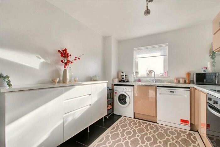 1 Bedroom Flat For Sale In Greystone Avenue, Worthing, BN13