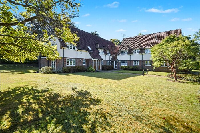 3 Bedroom Flat For Sale In Headon Court, The Close, Farnham, GU9