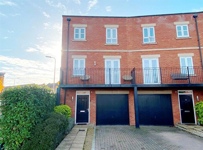 4 Bedroom Town House For Sale In Cogent Crescent, Newbury, RG14
